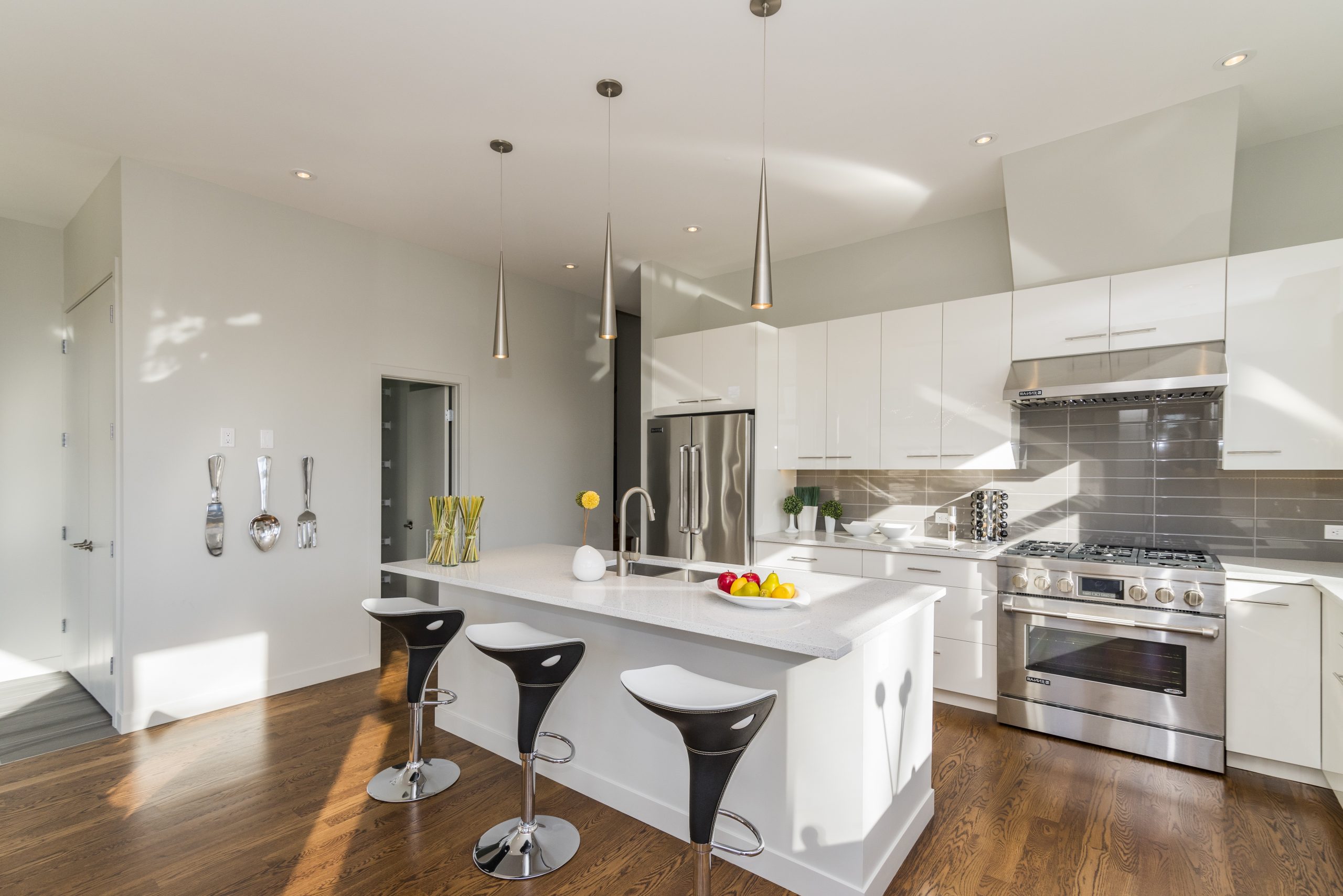 A beautiful shot of a modern house kitchen